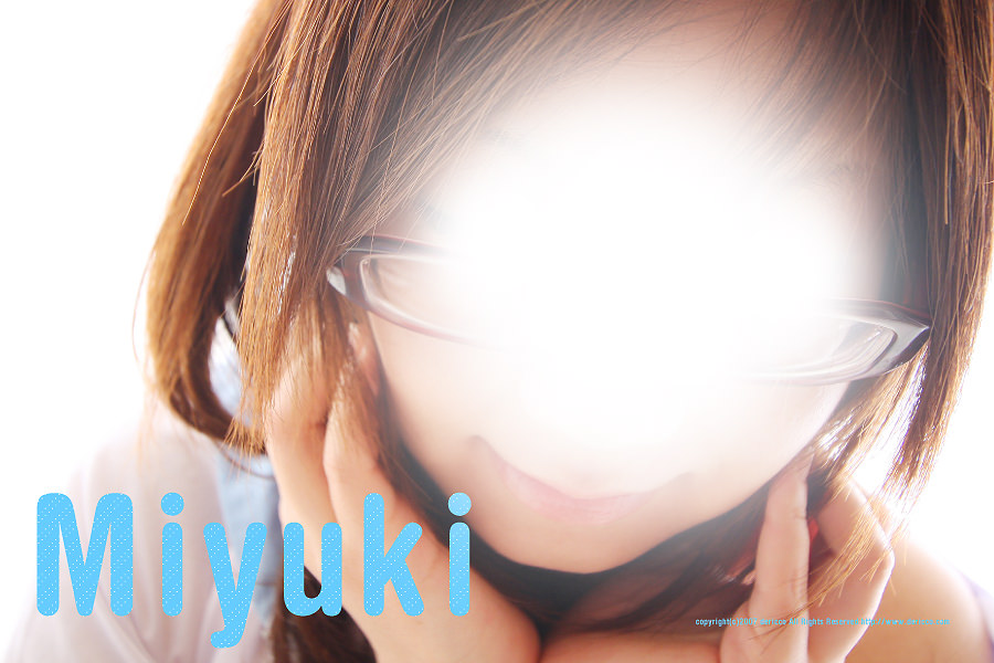 �~���L